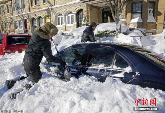 當(dāng)?shù)貢r(shí)間1月24日，美國(guó)遭遇暴風(fēng)雪襲擊。罕見暴風(fēng)雪天氣重創(chuàng)美國(guó)東北部地區(qū)，當(dāng)天美國(guó)首都華盛頓、費(fèi)城全城停擺，美國(guó)最大城市紐約幾乎全城癱瘓。