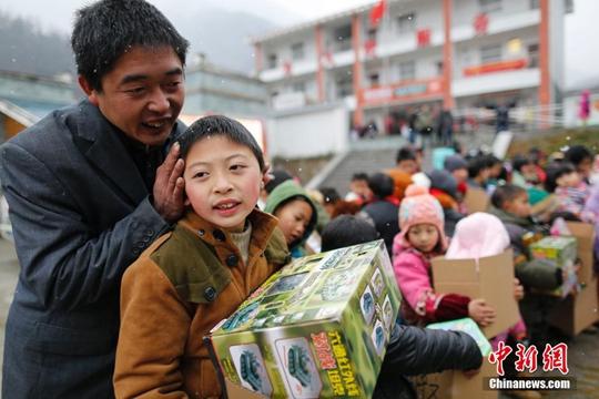 資料圖。1月22日，四川省綿陽市北川縣桃龍鄉(xiāng)鐵龍村舉辦留守兒童新年禮物發(fā)放活動。<a target='_blank' href='http://www.chinanews.com/'>中新社</a>記者 王駿 攝