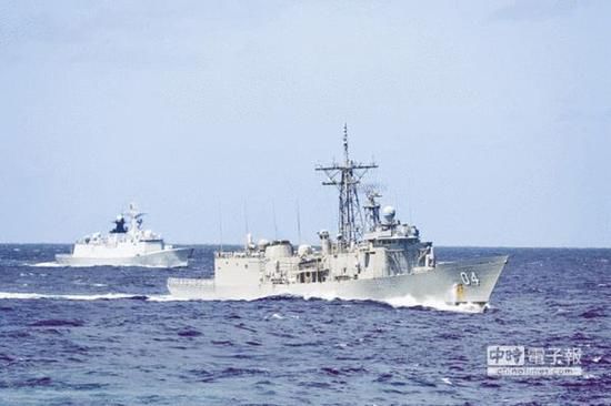 資料圖：1月1日，在澳洲以東海域，解放軍海軍益陽艦（左）和澳洲海軍達(dá)爾文號(hào)護(hù)衛(wèi)艦（右）在南太平洋舉行聯(lián)合演練。