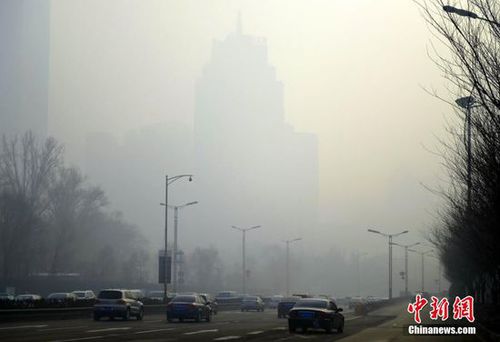 2月23日，新疆烏魯木齊市再度出現(xiàn)重度霧霾天氣，整個城市籠罩在霧霾之中，空氣質(zhì)量指數(shù)為嚴(yán)重污染。22日為農(nóng)歷正月十五，該市隨處都可聽到燃放煙花炮竹的聲音，夜晚時分達(dá)到頂峰，燃放煙花炮竹產(chǎn)生的煙霧，久久無法散去。圖為城區(qū)高層樓宇隱沒在霧霾之中，遠(yuǎn)看酷似“海市蜃樓”。