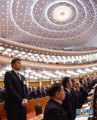 3月3日，中國人民政治協(xié)商會議第十二屆全國委員會第四次會議在北京人民大會堂開幕。這是委員們高唱國歌。 新華社記者 謝環(huán)馳 攝