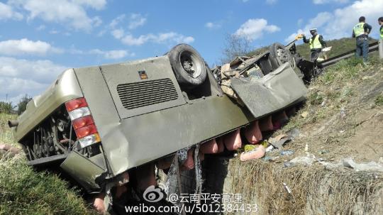 昆楚高速一旅游大巴翻車，3人現(xiàn)場死亡。　網(wǎng)絡圖 攝