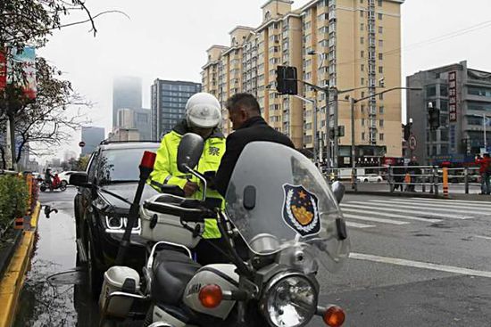 警用摩托裝記錄儀 實(shí)時(shí)取證還能回放給司機(jī)看