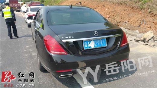 交警發(fā)現(xiàn)用尿不濕遮擋號(hào)牌的黑色轎車