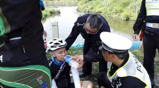 民警第一時間救護菲律賓小伙。