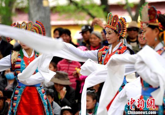 5月1日，羅布林卡公園內(nèi)的藏戲表演吸引大量市民觀看?！±盍?攝