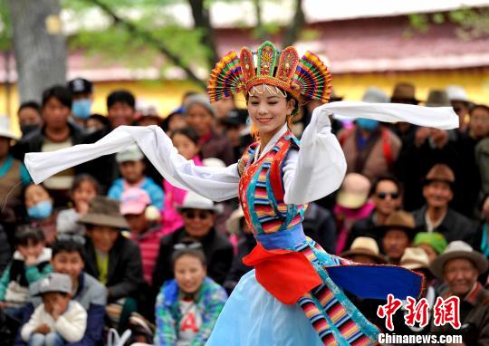 5月1日，羅布林卡公園內(nèi)的藏戲表演吸引大量市民觀看。　李林 攝