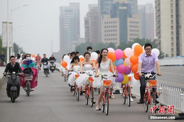 5月20日，南京90后小伙張龔亦騎著公共自行車(chē)迎接新娘徐思圓，在當(dāng)?shù)毓沧孕熊?chē)形象大使、江蘇廣播主持人楊曉的策劃組織下，在“520”（我愛(ài)你的諧音）這一天用綠色環(huán)保、低碳出行的方式來(lái)表達(dá)愛(ài)情，表達(dá)對(duì)生活的這座城市的熱愛(ài)。