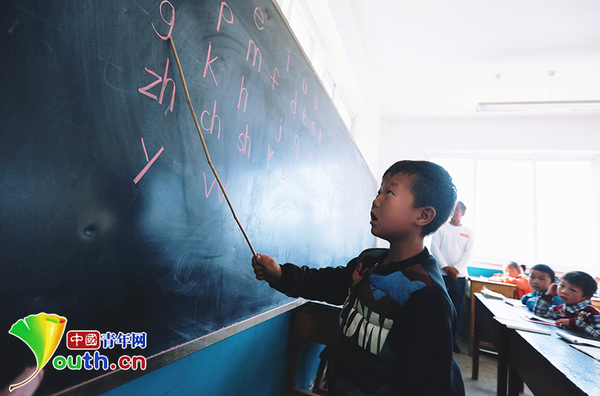 　　6歲的楊嚴(yán)國(guó)熟練地讀著黑板上的拼音字母。