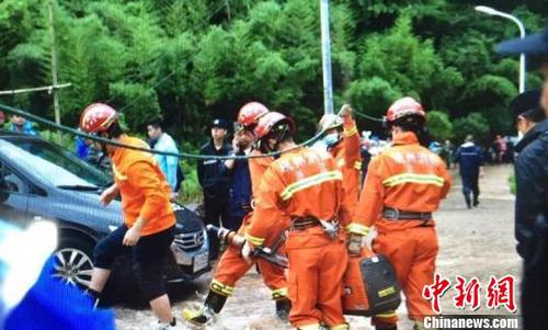 圖為建德消防官兵在現(xiàn)場救援?！∮囔?攝