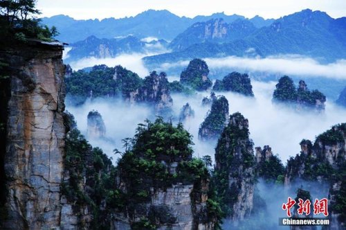 2016年5月29日，連續(xù)強(qiáng)降雨過后的世界自然遺產(chǎn)地湖南張家界核心景區(qū)武陵源天子山，飄渺無形的云海穿梭在連綿峰林間，奇美無比。