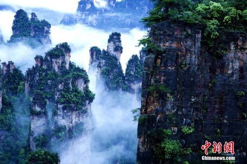 張家界武陵源雨后云海景觀。