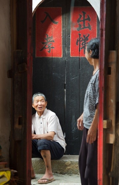 5月27日，埭美村兩位老人在午后閑聊