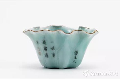 清乾隆 唐英制豆青釉墨彩詩文荷花口杯 估價(jià)：RMB200,000-300,000  北京匡時(shí)