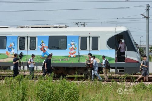 2016年6月14日，上海地鐵迪士尼主題列車在地鐵川楊河基地正式亮相，該車身及車廂內(nèi)部噴有迪士尼經(jīng)典卡通人物形象，包括米老鼠、唐老鴨等，該主題列車將于16日中午正式運行。賴鑫琳 攝