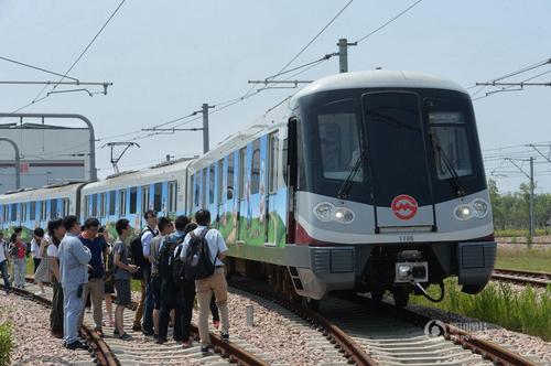 列車吸引了很多媒體記者圍觀。