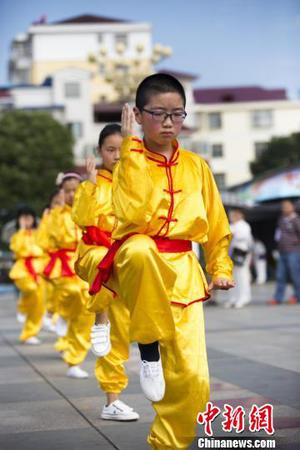 少年表演太極拳。　傅建斌　攝