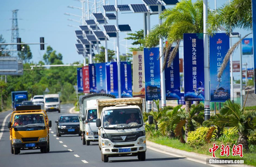 6月24日，海南省文昌市旅游大道的太陽(yáng)能路燈桿上懸掛著火箭“首發(fā)”宣傳廣告。長(zhǎng)征七號(hào)運(yùn)載火箭發(fā)射日期臨近，中國(guó)首個(gè)濱海航天發(fā)射中心——文昌航天發(fā)射場(chǎng)所在地海南省文昌市龍樓鎮(zhèn)將迎來(lái)“首發(fā)”，中國(guó)的“卡納維拉爾角”正揭開(kāi)神秘面紗。中新社記者 駱云飛 攝