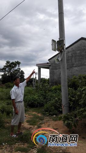 雷電擊壞電線桿和配電盒。