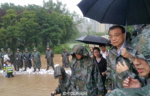 李克強冒大雨赴武漢長江干堤管涌現(xiàn)場 指揮救災(zāi)