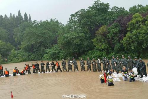 李克強冒大雨赴武漢長江干堤管涌現(xiàn)場 指揮救災(zāi)