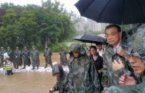 李克強(qiáng)冒大雨急赴武漢長江干堤管涌現(xiàn)場指揮搶險(xiǎn)救災(zāi)