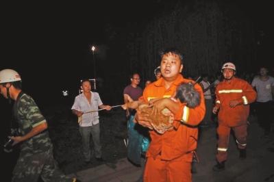 所幸落井女童狀態(tài)很好，百余警民連夜施救，至今晨4時20分許妞妞終被救出。