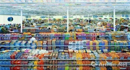 Andreas Gursky（安德烈亞斯?古爾斯基）《99 Cent II Diptychon》（《99美分》）（2001），2007年2月在倫敦蘇富比拍賣會拍得335萬美元。