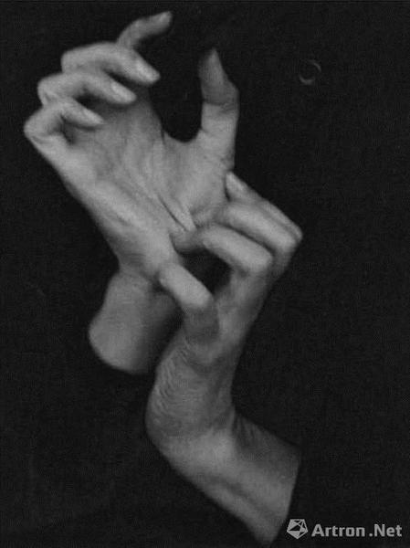 Alfred Stieglitz 《Georgia O’Keeffe （Hands） 》（1919），2006年2月在紐約蘇富比拍賣會拍得147萬美元。