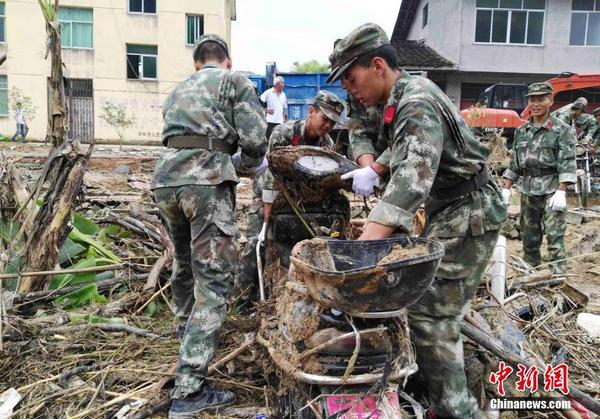 福建武警官兵積極投入駐地災(zāi)后重建5