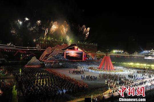 黔東南苗族侗族自治州建州60周年慶祝大會(huì)暨2016首屆“中國(guó)民族文化旅游·黔東南峰會(huì)”文藝演出活動(dòng)23日晚舉行?！≠R俊怡 攝