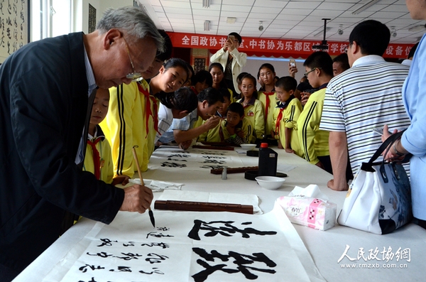 圖片說明： 書畫室委員與學(xué)生共同創(chuàng)作書法作品。