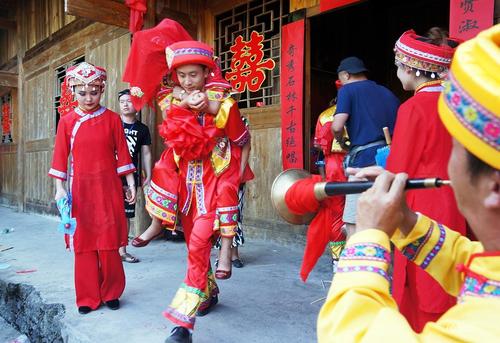 2016年8月13日，一年一度的土家族特色相親節(jié)--恩施女兒會舉行，超過8萬人觀看了土家族特色的定親儀式、迎親儀式和婚禮儀式。被譽(yù)為“東方情人節(jié)”的女兒會，是土家族人民自己的七夕節(jié)，距今已有數(shù)百年的歷史。萬李 蔣盼