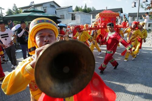 迎親隊伍在表演。