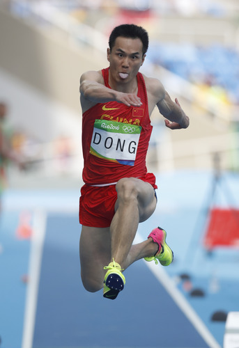 8月16日，在2016年里約奧運會田徑男子三級跳遠的比賽中，中國選手董斌獲得銅牌。新華社發(fā)