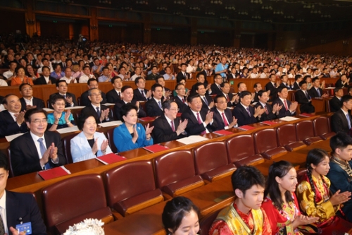 8月18日晚，第五屆全國少數(shù)民族文藝會演開幕式文藝晚會在北京人民大會堂隆重舉行，習(xí)近平、李克強、俞正聲、劉云山等黨和國家領(lǐng)導(dǎo)人出席觀看。姚大偉