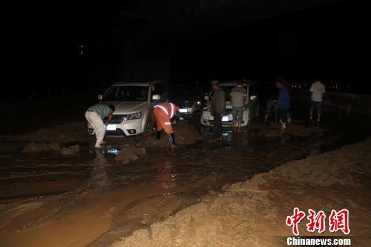 被困車主也加入到救援行動中。　汪渝 攝