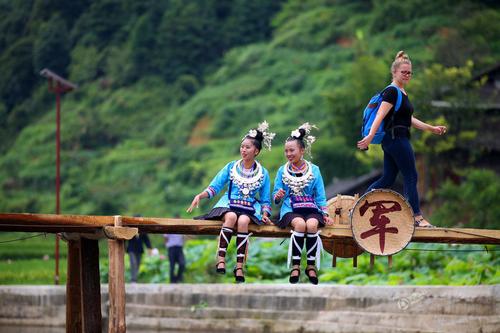 侗族群眾身著民族盛裝，開展祭薩、鼓樓對歌、侗族大歌匯演等民俗活動。1