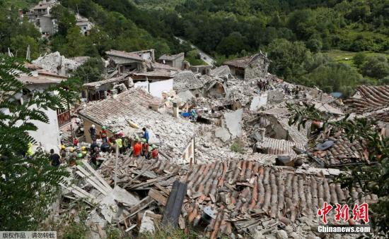 意大利中部城市PESCARA DEL TRONTO收到地震影響，大量建筑成為廢墟。