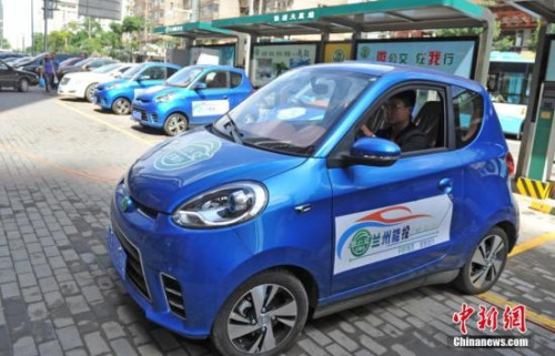 資料圖：微公交電動(dòng)汽車亮相蘭州。楊艷敏 攝