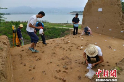 圖為懷來盆地南家溝遺址發(fā)掘現(xiàn)場。 牛東偉 攝