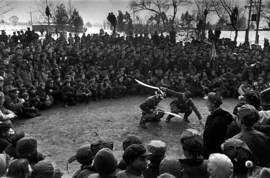 1957年，在北京北郊的村子里，由工農(nóng)合作社組織的慶祝農(nóng)歷新年的表演，由京劇演員和農(nóng)民共同參演。