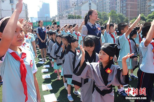 　　8月29日，長沙市岳麓區(qū)一小學舉行開學典禮，一年級新生們身著漢服，在老師的帶領和高年級同學的幫助下完成了“開筆禮”。校方希望以此方式教育學生從小要立志、做好人，學會感恩老師，勇于表達。劉著之 攝