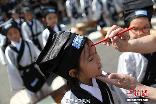 　　8月31日百余小學新生在南京夫子廟大成殿前“開筆破蒙”，通過向孔子像行禮、誦讀《論語》、學寫“人”字、朱砂開智、聆聽師長寄語等，宣告正式成為一名學生。