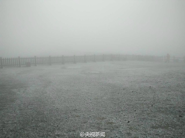 10月3日中午，長(zhǎng)白山下起了今年入秋以來(lái)的第一場(chǎng)雪，預(yù)計(jì)今天下午還可能有一個(gè)降雪過(guò)程。 @央視新聞 圖