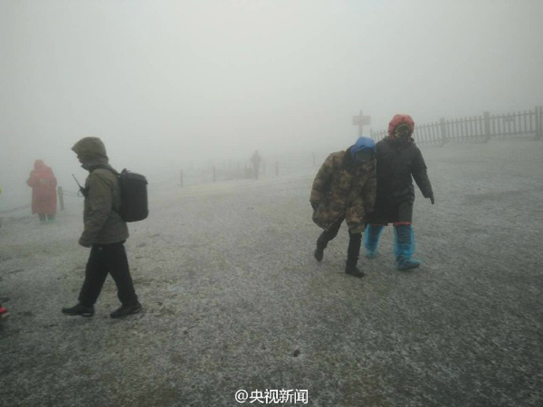 長白山下起今年入秋以來第一場雪，目前景區(qū)主峰臨時關(guān)閉