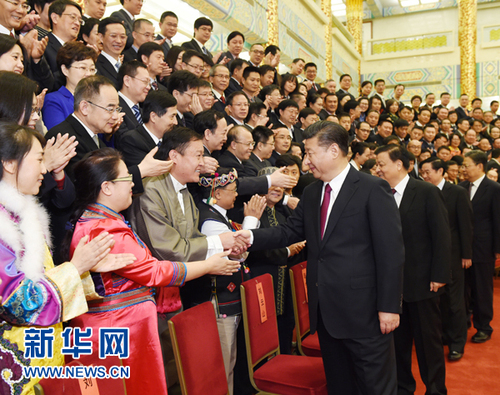 11月7日，黨和國家領(lǐng)導人習近平、劉云山等在北京人民大會堂會見中華全國新聞工作者協(xié)會第九屆理事會全體代表和中國新聞獎、長江韜奮獎獲獎?wù)叽?。新華社記者李學仁攝