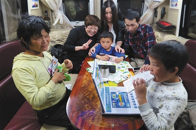 浙江張老板開來了一輛奔馳房車，范小勤和張老板的家人玩鬧。