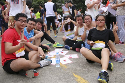  10月23日，福建師范大學(xué)，“迷馬”選手挑戰(zhàn)后在休息處合影留念，他們臉上露出挑戰(zhàn)成功的喜悅。蘇澤汗／攝