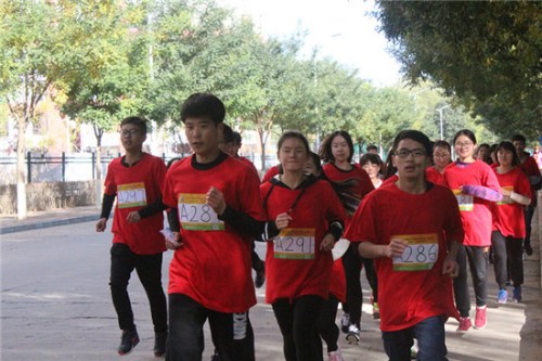  10月23日，河北民族師范學院，學院PK“迷馬”挑戰(zhàn)中，身著院服的同學們，隊形緊湊，每個人都努力奔跑。 李辰陽／攝